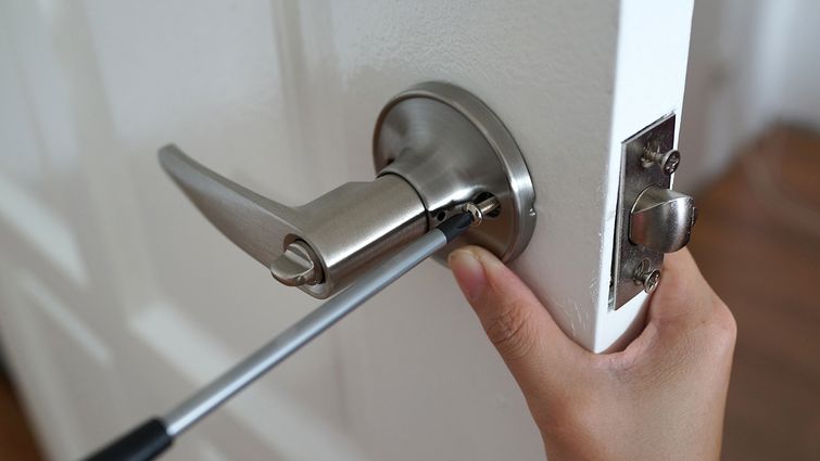 Can a Locksmith Replace a Door Knob?